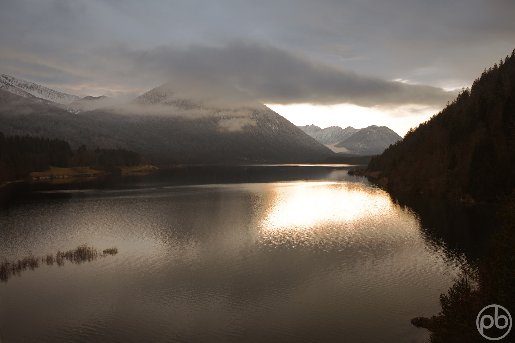 Draußen, Gewässer, Hochland, Natur, See, Wasser, Fotokunst, Photo Art, Fine Art, Wandbilder, Wall Art, Sylvenstein, goldenes Licht, Berge, See