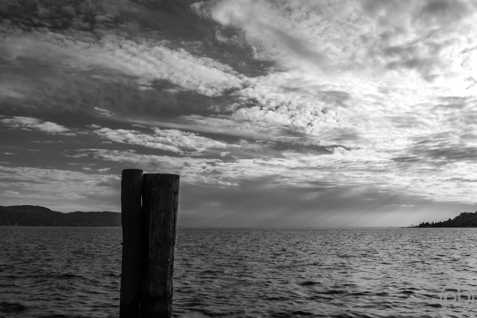 Fotokunst, Photo Art, Fine Art, Wandbilder, Wall Art, schwarzweiß, Black and White, Wolken, See, Pfosten